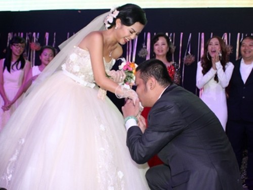 Đến năm 2012, cả hai mới công khaimối quan hệ đồng thời thông báo chuyện kết hôn. Trong ngày cưới, đạo diễn đã quỳ gối để cầu hôn vợ.