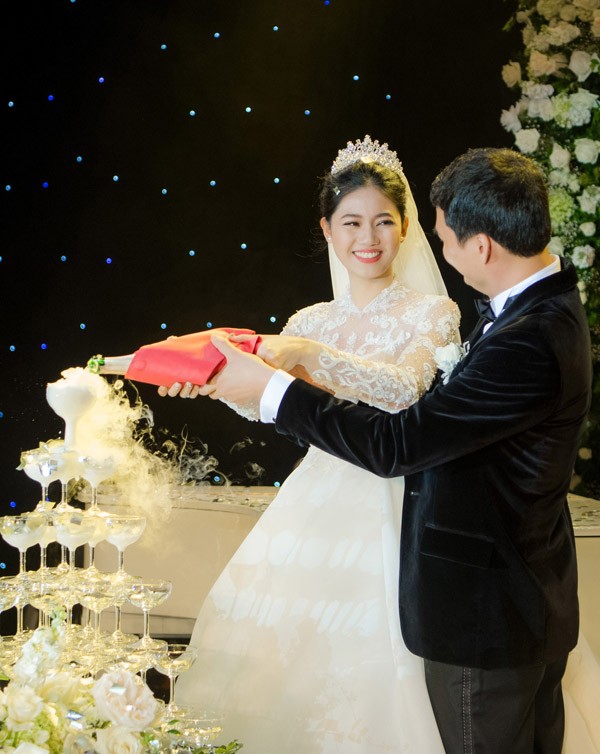 Á hậu Thanh Tú và chồng đại gia liên tục âu yếm trong tiệc cưới - 13