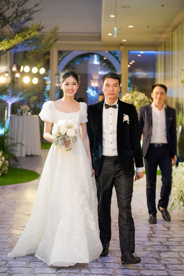 Á hậu Thanh Tú và chồng đại gia liên tục âu yếm trong tiệc cưới - 7