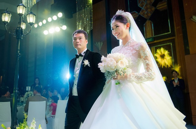 Á hậu Thanh Tú và chồng đại gia liên tục âu yếm trong tiệc cưới - 8