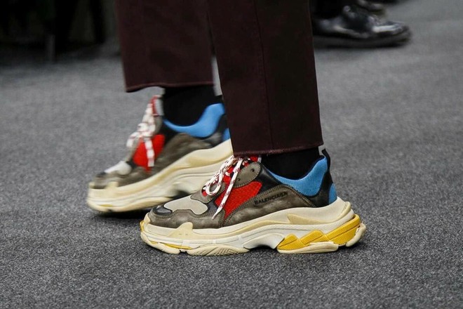 Nhung mau sneaker noi bat nhat tai cac tuan le thoi trang nam 2017 hinh anh 2