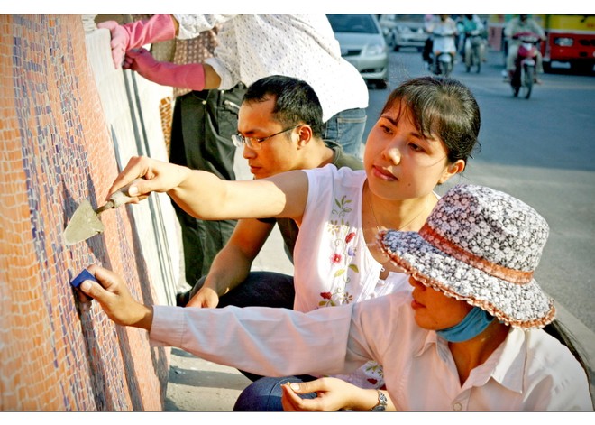 Chị Thủy trực tiếp tham gia công việc gắn gốm