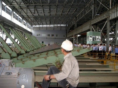 Dàn nâng lật tấm thép chuẩn bị đưa ra cắt bavia
