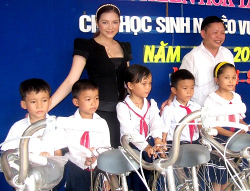 Người đẹp Lý Nhã Kỳ trong một chuyến từ thiện