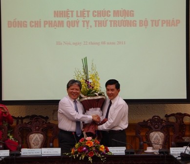 Bộ trưởng Hà Hùng Cường chúc mừng Tân Thứ trưởng Phạm Quý Tỵ