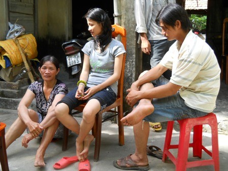 Bà Minh cùng hai con vẫn chưa hết đau xót trước cái chết đột ngọt của Hiền.