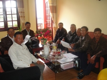 Người dân xã đi kêu cứu.