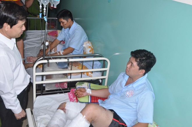 Ông Lê Minh Trí - PCT UBND TP.HCM thăm hỏi các chiến sĩ PCCC bị thương đang điều trị tại bệnh viện Đa khoa Bình Tân trên giường bệnh.