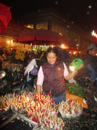 Chị Nguyễn Thị Ánh, người ở xã Mê Linh, huyện Mê Linh, một trong những vùng đất trồng hoa của Hà Thành, đến chợ từ lúc 1h sáng với một xe máy chở đầy ắp 4.000 bông hoa hồng. Đến 3h sáng, xe hoa của chị đã vơi quá nửa.