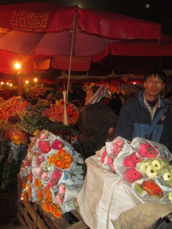Bên cạnh chị, anh bạn hàng không hiểu sáng nay chưa gặp vận may thế nào mà xe hoa đồng tiền vẫn còn khá nhiều hoa.