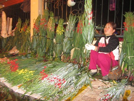Cả quầy hoa lay ơn này đã được bán hết, giờ thì bà chủ chỉ còn việc ngồi chia nhỏ từng chục hoa theo yêu cầu của người mua và trả lời an ủi những khách hàng đến muộn “Hết mất rồi, hẹn mai nhé!”.