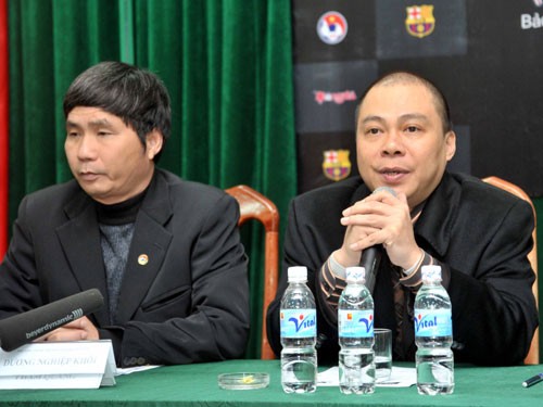 Chủ tịch HĐQT Tập đoàn An Viên, ông Phạm Nhật Vũ (phải), trong buổi ra mắt chương trình Bóng đá cộng đồng với CLB Barcelona.