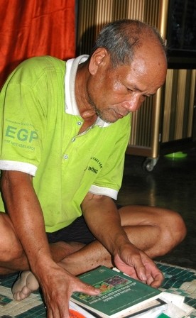 Ông Sự tìm hiểu sách hướng dẫn sử dụng cây thuốc nam