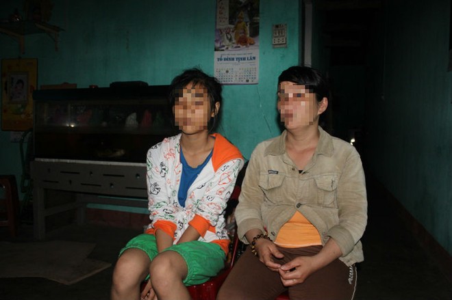 Mẹ con bé gái trình bày vụ việc