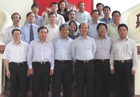 Các thành viên Ban soạn thảo Bộ luật Dân sự sửa đổi chụp ảnh lưu niệm