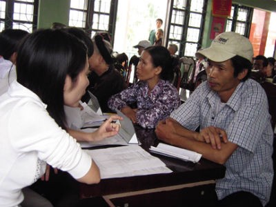 Còn một số đối tượng viên chức không được hưởng phụ cấp công vụ. Trong ảnh: Viên chức đang trợ giúp pháp lý cho người dân. Ảnh minh họa
