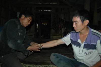 Ăm Hiếu thực hành phương pháp chữa trị bằng “Púp lông”