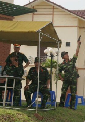 Sở chỉ huy phát lệnh bằng pháo hiệu, ra lệnh thực hiện nhiệm vụ cho các lực lượng cứu nạn, cứu hộ dân tại 2 xóm đang bị cô lập và ngập lụt hoàn toàn