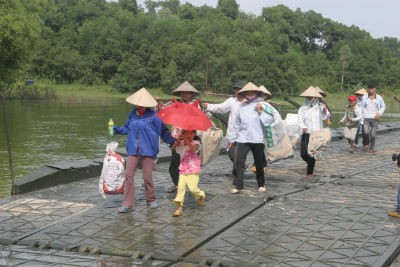Những người dân đầu tiên được sơ tán qua cầu phao, đến nơi an toàn