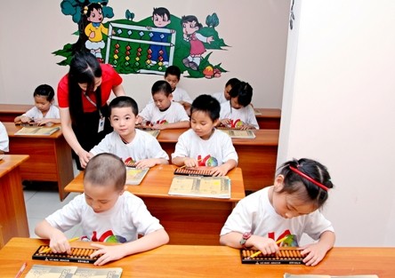Học sinh tiểu học thích thú với chương trình của