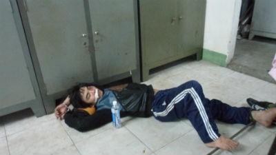 Sau 5h ngụp lặn trong cống nước thải, đối tượng Trần Huy Bình mệt lả