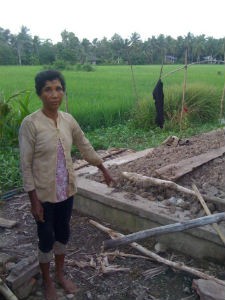 Người mẹ già bên hiện trường vụ án
