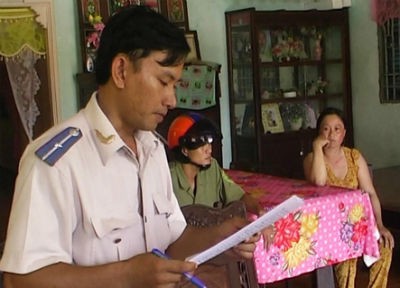 Chấp hành viên đọc quyết định cưỡng chế thi hành án trong một vụ việc tại Bạc Liêu. (Ảnh chỉ có tính minh họa)