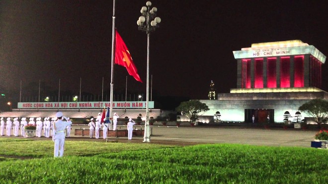 Kết quả hình ảnh cho lễ hạ cờ ở lăng Chủ tịch Hồ Chí Minh