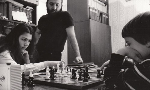 Polgar cho các con gái tập luyện cờ vua và đào tạo chuyên sâu khi các con mới chỉ 4,5 tuổi. Ảnh: Chessdailynews.