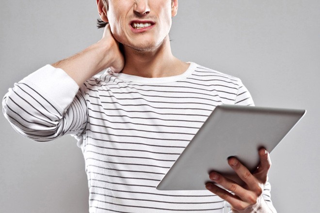 Cảnh báo: iPad đang khiến hàng triệu người đau cổ, đau vai nghiêm trọng hình ảnh 1 canh bao: ipad dang khien hang trieu nguoi dau co, dau vai nghiem trong hinh anh 1