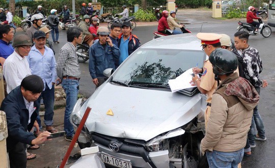 Xe Toyota mat lai gay tai nan lien hoan, 4 nguoi bi thuong hinh anh 1