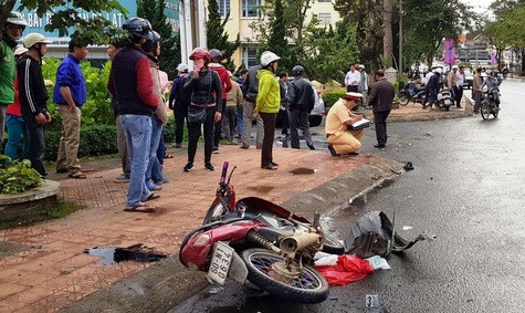 Xe Toyota mat lai gay tai nan lien hoan, 4 nguoi bi thuong hinh anh 2