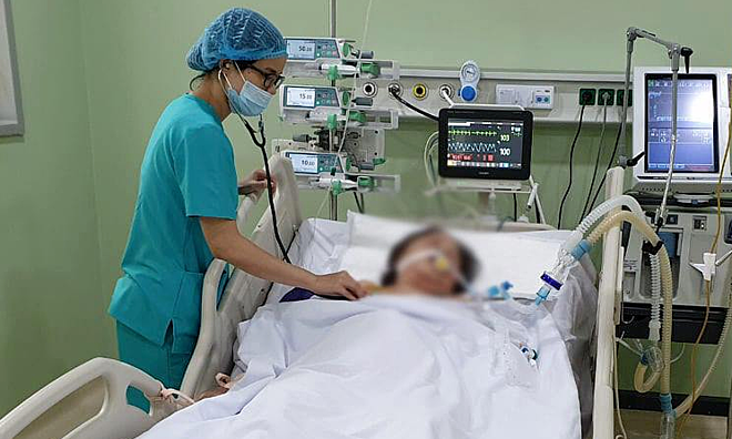 Bệnh nhân 50 tuổi bị sốc nhiệt hiện vẫn hôn mê. Ảnh: Mai Hằng.