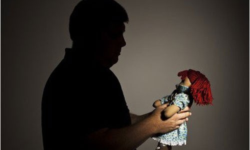 Mike đau đớn phát hiện đứa con gái vẫn yêu thương mỗi ngày không phải con ruột mình. Ảnh: Nytimes.