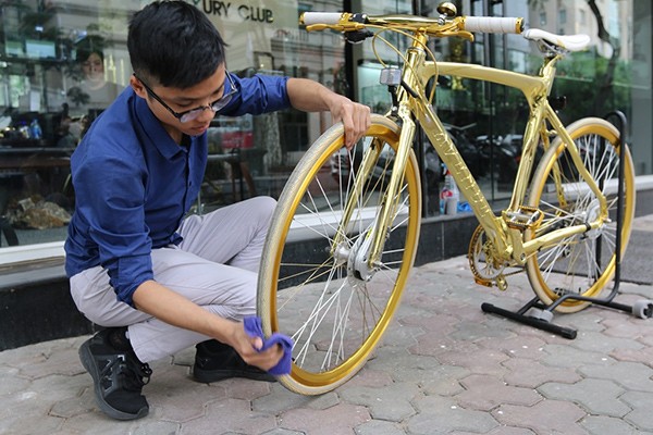 Lóa mắt trước chiếc xe đạp dát vàng dựng "hững hờ" trên vỉa hè Hà Nội hình ảnh 10 loa mat truoc chiec xe dap dat vang dung "hung ho" tren via he ha noi hinh anh 10