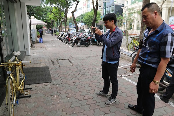 Lóa mắt trước chiếc xe đạp dát vàng dựng "hững hờ" trên vỉa hè Hà Nội hình ảnh 14 loa mat truoc chiec xe dap dat vang dung "hung ho" tren via he ha noi hinh anh 14