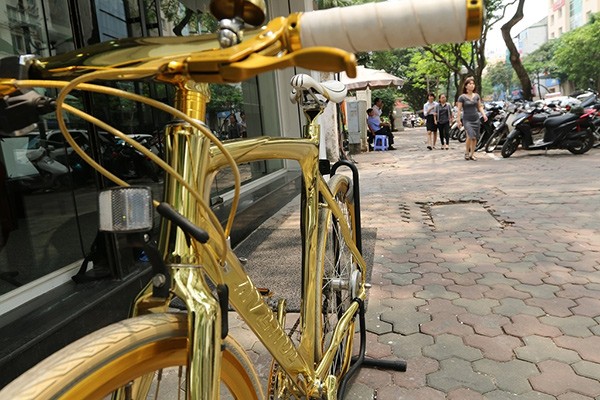 Lóa mắt trước chiếc xe đạp dát vàng dựng "hững hờ" trên vỉa hè Hà Nội hình ảnh 2 loa mat truoc chiec xe dap dat vang dung "hung ho" tren via he ha noi hinh anh 2