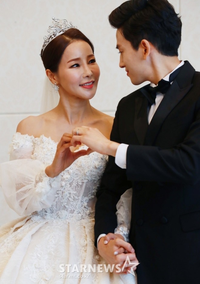 "Mỹ nhân không tuổi" cưới chồng kém 17 tuổi bất chấp gia đình hình ảnh 3 "my nhan khong tuoi" cuoi chong kem 17 tuoi bat chap gia dinh hinh anh 3