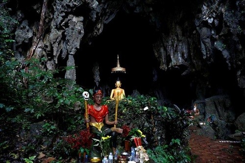 Bức tượng Phật phía trước một hang động gần hang Tham Luang là nơi nhiều người tìm đến cầu nguyện cho đội bóng nhí và huấn luyện viên gặp nạn. Ảnh:Soe Zeya Tun/Reuters.