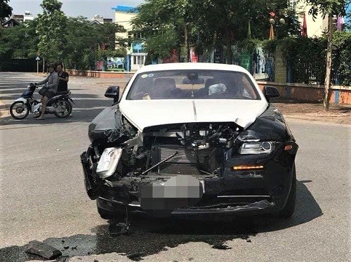 Siêu xe Rolls-Royce bị hư hại phần đầu. Ảnh: P.T