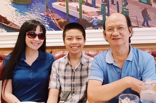 Hoa hậu Thiên Nga cùng con trai và chồng, lúc anh còn sống.