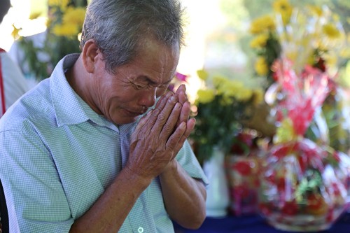 Ông Nguyễn Văn Thuận, em trai liệt sĩ Hưng rơi nước mắt khi tìm thấy liệt sĩ anh trai. Ảnh: Hoàng Táo