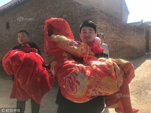 Chú rể Xiaoqiang vốn là chàng trai lãng mạn, nên muốn tạo bất ngờ cho cô dâu. Chiếc xe dâu kẹo mútkhiến cô dâu cảm động. Ảnh: Sina.