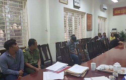 Một số cò vé bị bắt trong chiều 5/12. Ảnh: Hưng Yên.