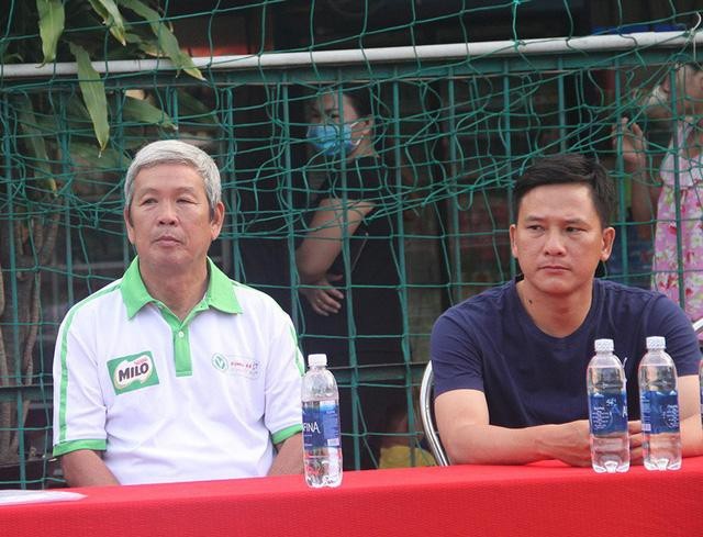 Cựu HLV Đoàn Minh Xương (trái) - ảnh: Trọng Vũ