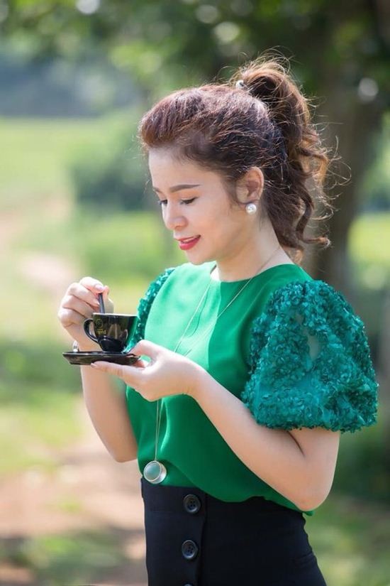 Giữa bão ly hôn nghìn tỷ, vợ "vua cà phê" Trung Nguyên gây ấn tượng vì đẹp, mặc sang hình ảnh 10 giua bao ly hon nghin ty, vo "vua ca phe" trung nguyen gay an tuong vi dep, mac sang hinh anh 10