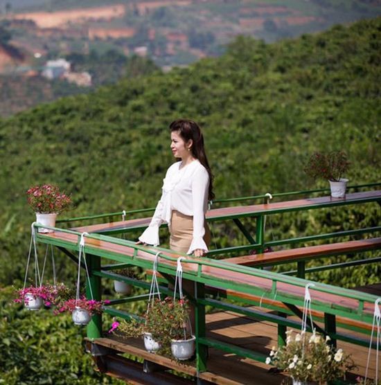 Giữa bão ly hôn nghìn tỷ, vợ "vua cà phê" Trung Nguyên gây ấn tượng vì đẹp, mặc sang hình ảnh 6 giua bao ly hon nghin ty, vo "vua ca phe" trung nguyen gay an tuong vi dep, mac sang hinh anh 6
