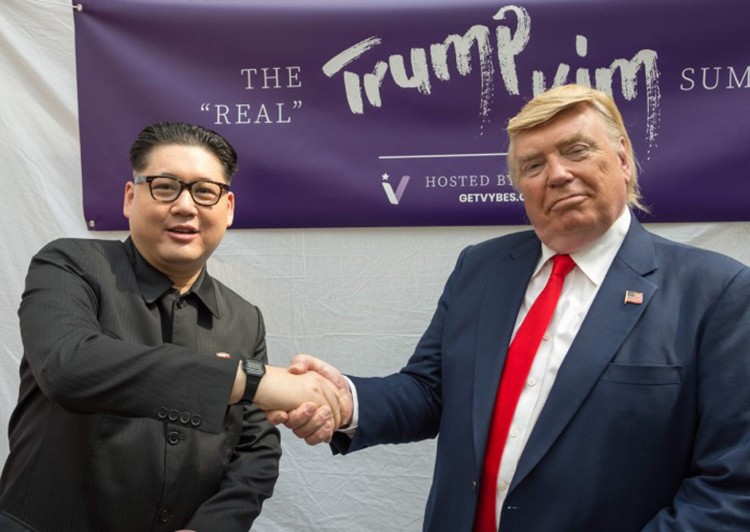 Bản sao Trump - Kim tại Singapore khi hội nghị thượng đỉnh Mỹ - Triều lần thứ nhất diễn ra tháng 6/2018. Ảnh: AFP
