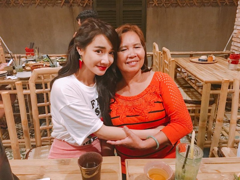 Nhã Phương chia sẻ xúc động về người mẹ ở quê lo cho con gái hình ảnh 1 nha phuong chia se xuc dong ve nguoi me o que lo cho con gai hinh anh 1