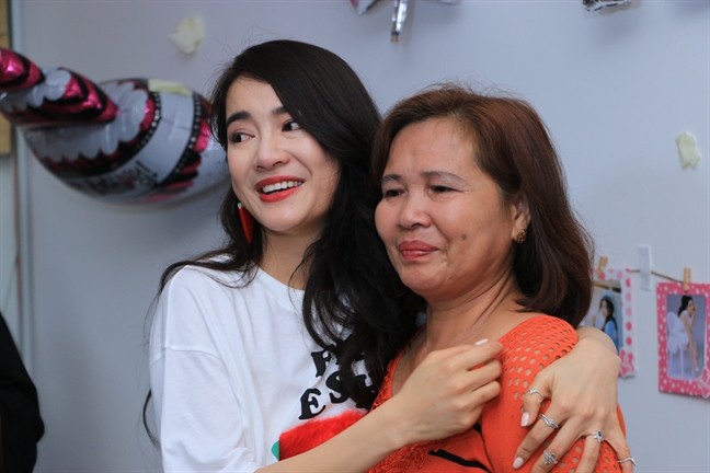 Nhã Phương chia sẻ xúc động về người mẹ ở quê lo cho con gái hình ảnh 3 nha phuong chia se xuc dong ve nguoi me o que lo cho con gai hinh anh 3